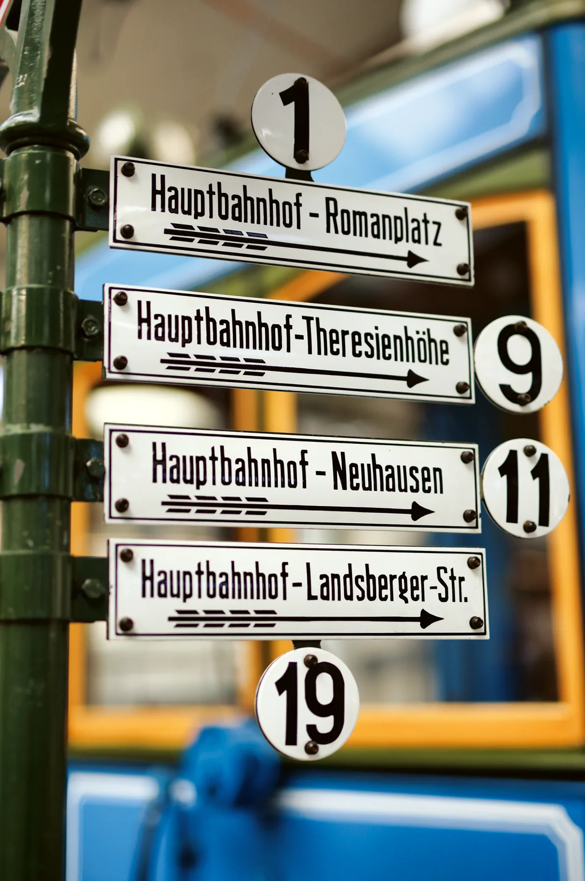 Linienschilder_Hauptbahnhof