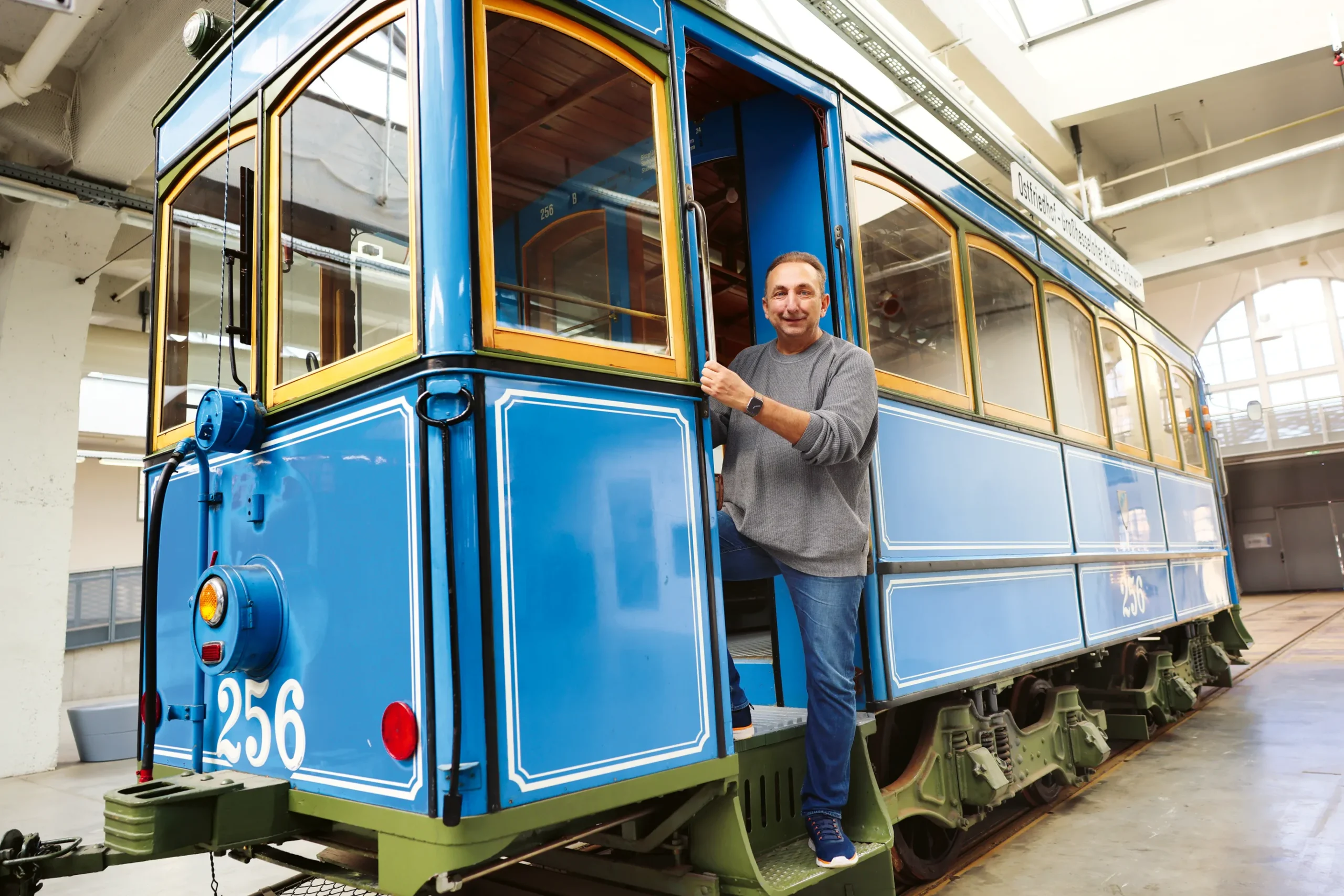 Mann_in_blauer_Tram_Tuer
