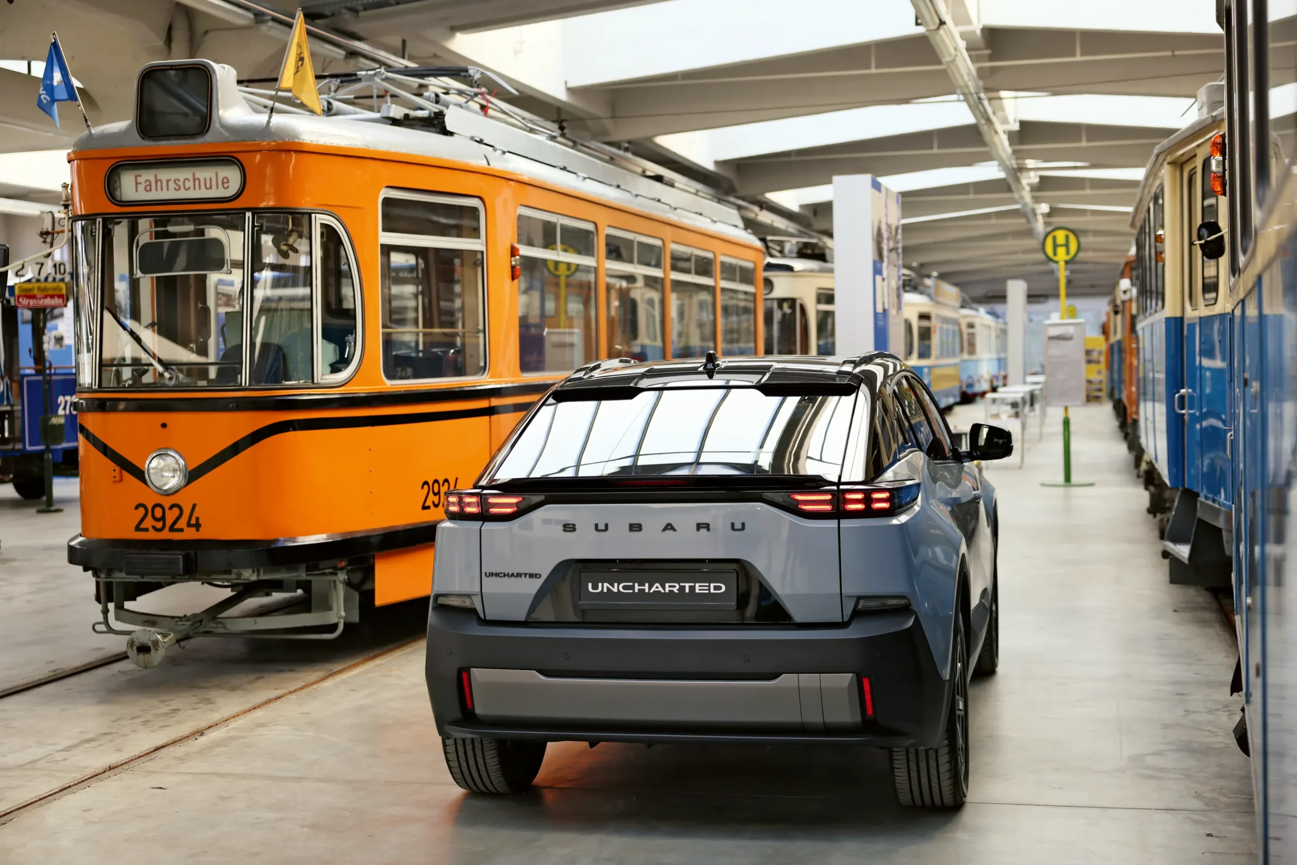 Subaru_Heck_zwischen_Trams
