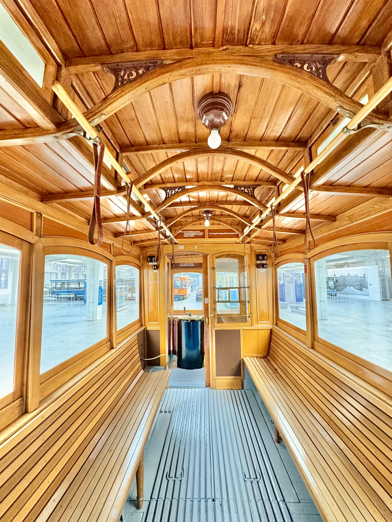 Tram_Innenraum_Holz